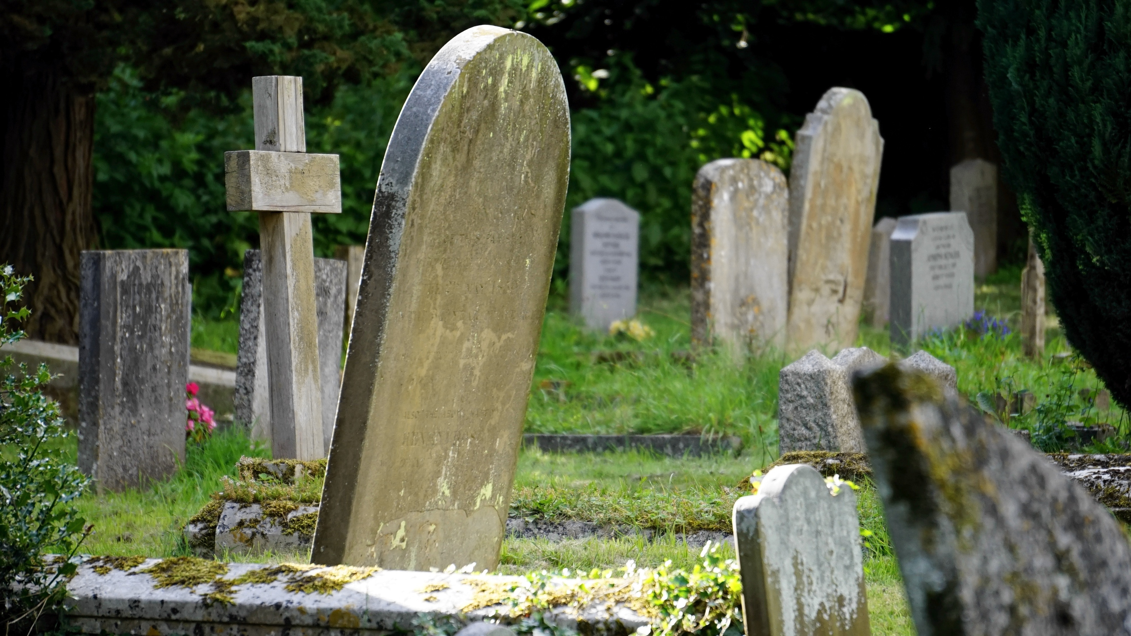 burial-cemetery-countryside-116909